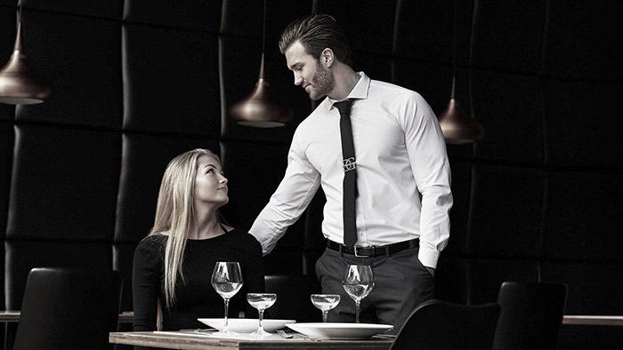 Người đàn ông tự tin không tìm kiếm sự chấp thuận của phụ nữ và điều này khiến phụ nữ thèm muốn anh ta nhiều hơn