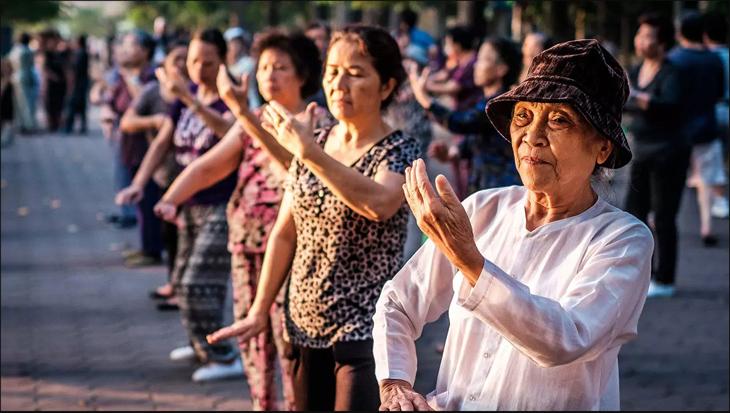 Khi có tuổi thì kích thước thận sẽ giảm đi, lưu lượng máu qua thận giảm và mức lọc cầu thận cũng giảm dần