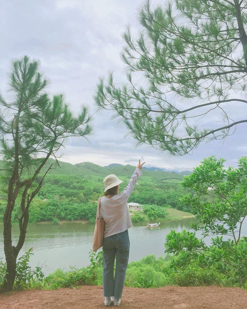 Nếu đang tìm kiếm một nơi để chiêm ngưỡng toàn cảnh thành phố từ trên cao, bạn hãy đến Đồi Vọng Cảnh.