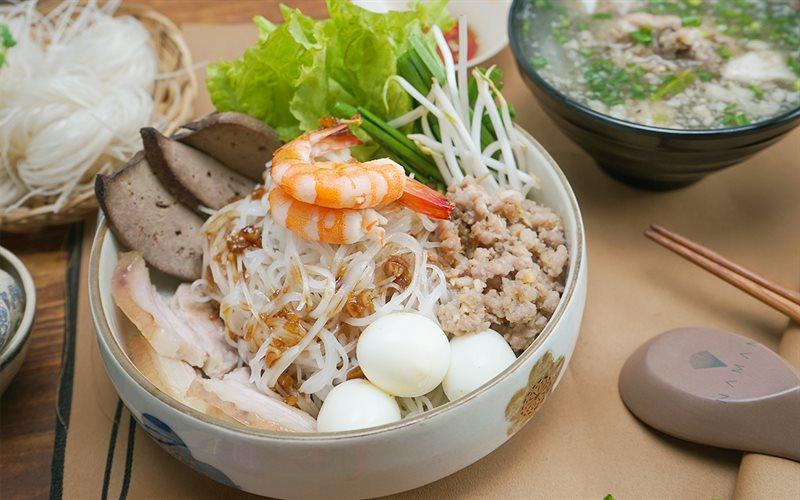 Donburi xuất hiện tại cả những nhà hàng đặc sản, nhưng đồng thời cũng là một món ăn phổ biến mà ta có thể tìm thấy trên thực đơn của tất cả các loại nhà hàng quán ăn.
