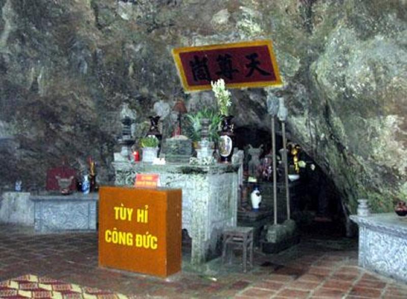 Bên trong động Thiên Tôn