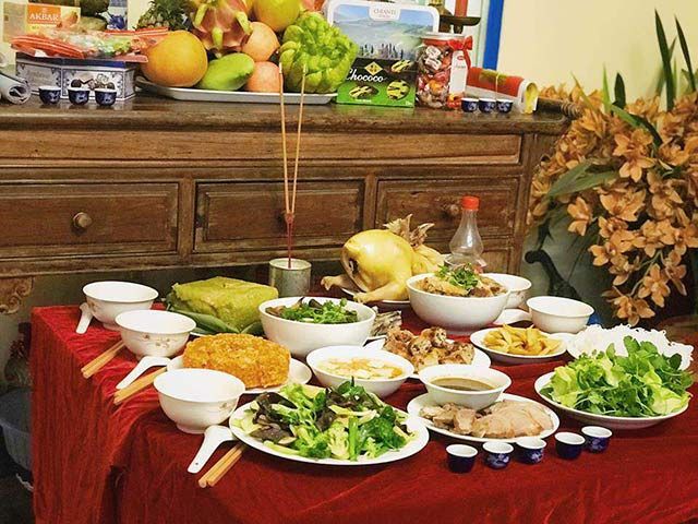 Bát đũa cần được sắp đặt ngay ngắn