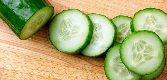 Dưa chuột thái lát đắp trực tiếp lên mặt