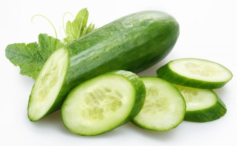 Không chỉ làm sáng da mà dưa leo còn giúp trị thâm môi hữu hiệu.