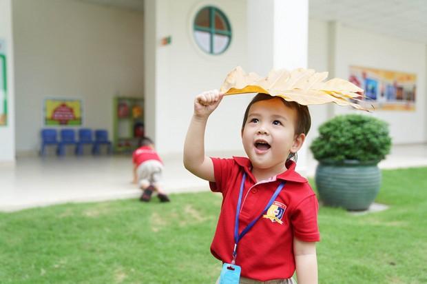 Đưa con đến thăm trường lớp mới