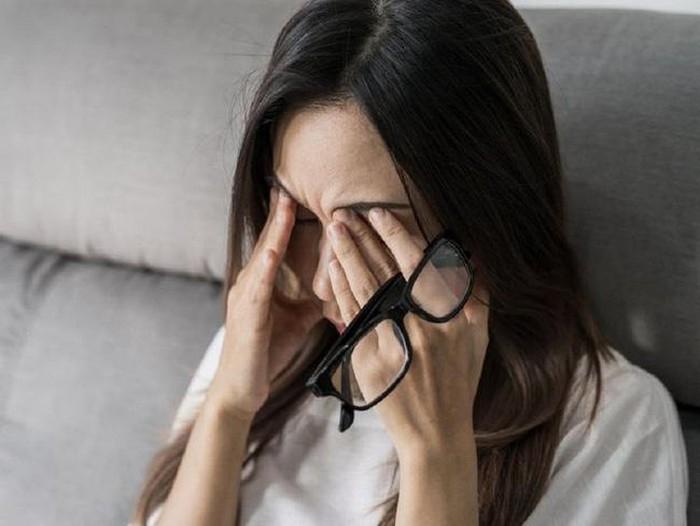 Dụi mắt sẽ phá vỡ sự săn chắc của vùng da quanh mắt.
