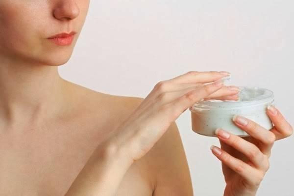 Dùng kem dưỡng ẩm thường xuyên cũng là cách để vòng 1 săn chắc hơn