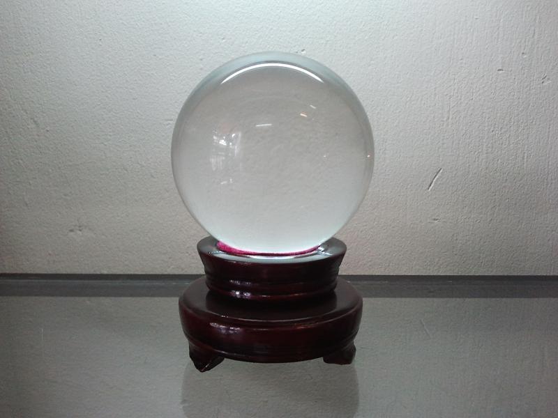 Dùng cầu pha lê để hút xung khí trong phòng làm việc
