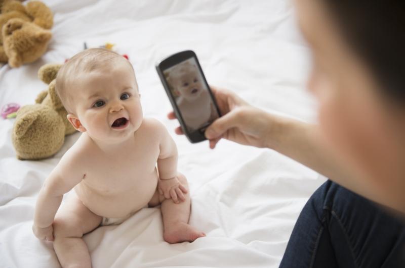 Tuyệt đối không chia sẻ công khai những bức ảnh con bạn cùng thông tin nhạy cảm có thể bị kẻ xấu lợi dụng