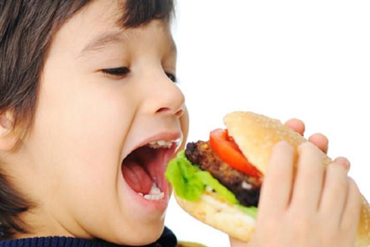 Đừng cho bé ăn vặt nhiều lần trong ngày hay ăn vặt trước bữa ăn