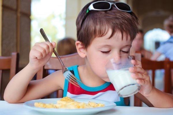 Không nên cho bé uống quá nhiều sữa trong ngày