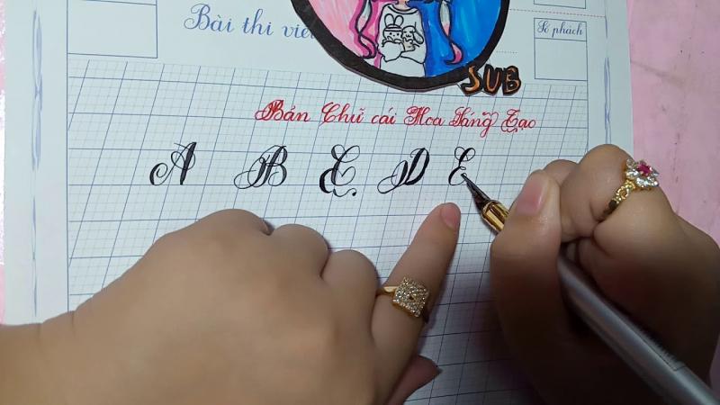 Bạn nên chọn cho trẻ những cây bút vừa tay, nhẹ để trẻ có thể dễ dàng đưa bút lên, hạ bút xuống.