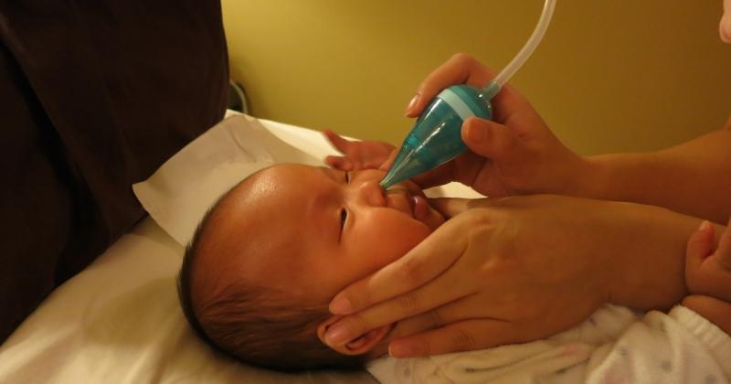 Nên vệ sinh dụng cụ hút mũi sạch sẽ