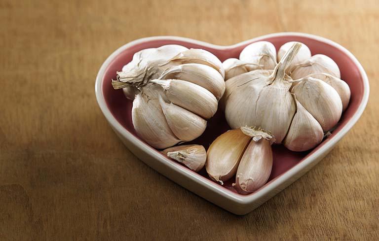 Dùng củ tỏi để chữa hắc lào