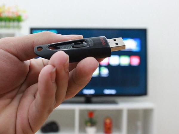 Dùng đầu đọc để sao chép ảnh, thay vì dùng cáp kết nối