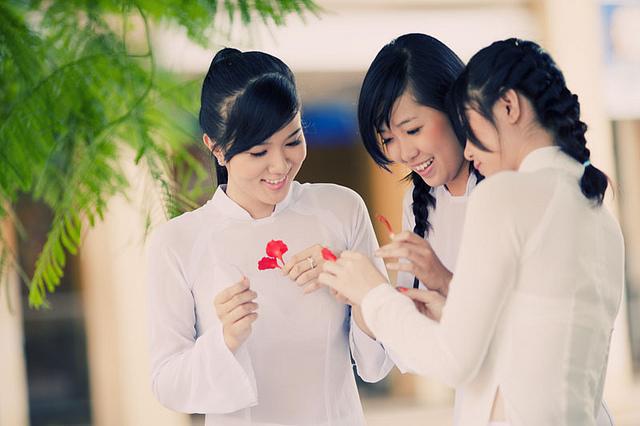 Không nên ép con học quá nhiều, nên để chúng dành thời gian tìm hiểu thế giới bên ngoài