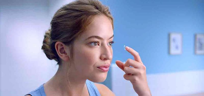 Đừng đeo kính áp tròng khi ngủ