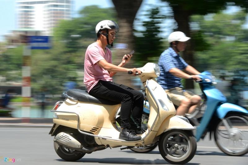 Thế này mà có xe cắt ngang qua thì phản ứng kiểu gì nhỉ?