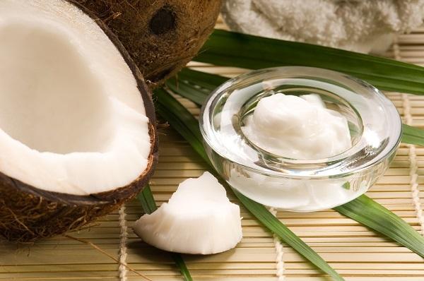 Đốt ngoài gáo dừa để lấy chất bọt bôi lên vùng da bệnh