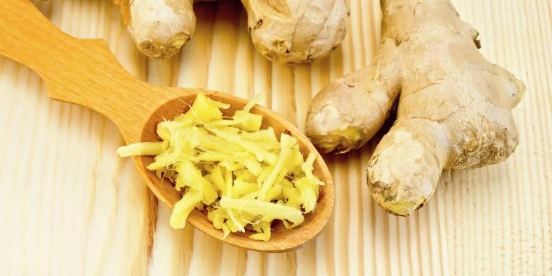 Gừng tươi giúp ngăn ngừa quá trình tiết ra mồ hôi và giúp chân được khô thoáng hơn.