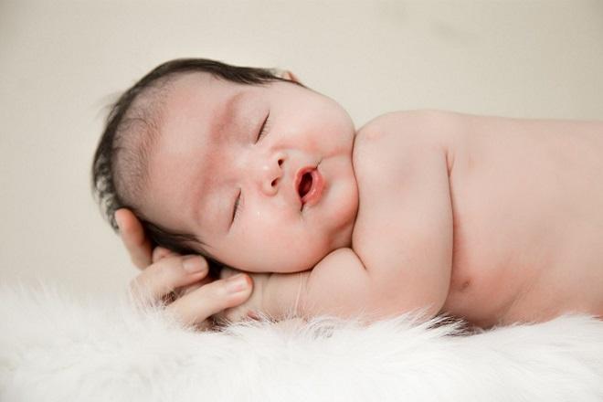 Dùng kem dưỡng ẩm chăm sóc trẻ sơ sinh mùa thu đông