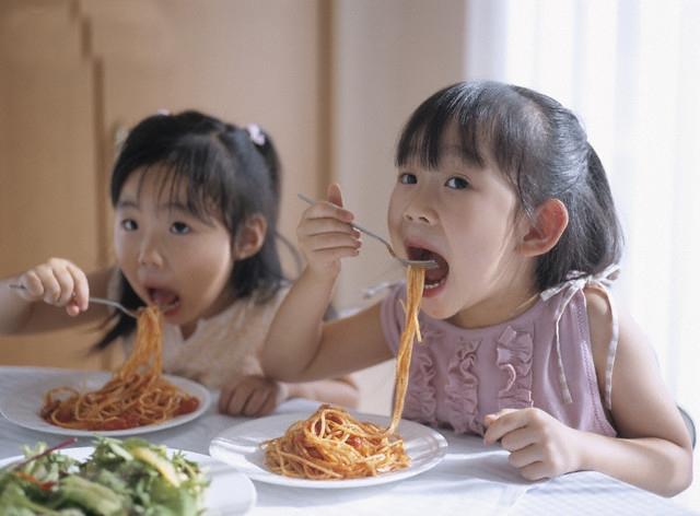 Hãy để bé tự xúc ăn