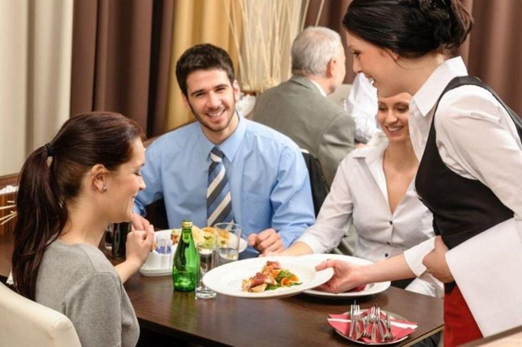 Không nói chuyện khi còn đang nhai thức ăn