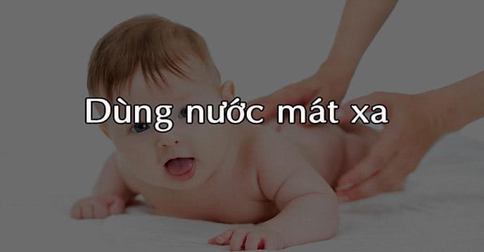 Dùng nước massage để hạ sốt cho bé