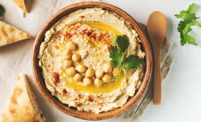 Dùng rau với sốt hummus