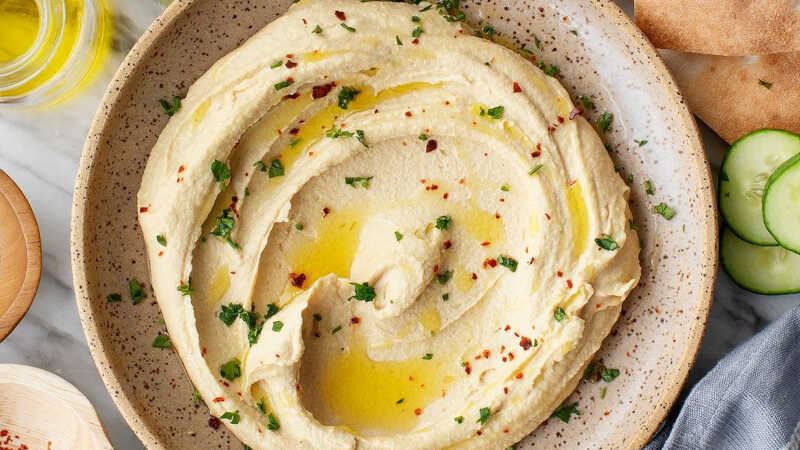 Dùng rau với sốt hummus