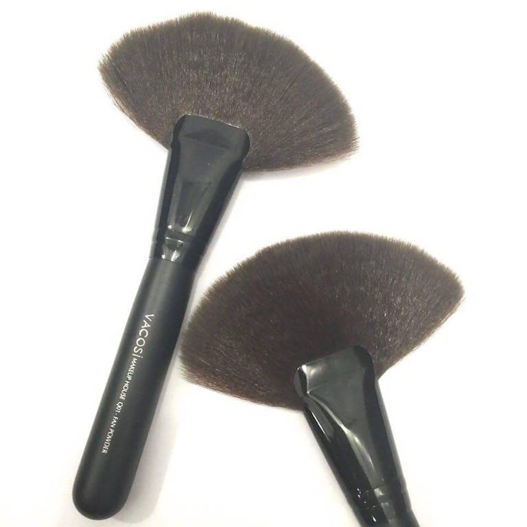 Cọ hình quạt để highlight phần gò má