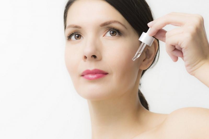 Serum chứa nhiều khoáng chất và vitamin, nó có chứa tinh chất cao gấp 10 lần kem dưỡng da thông thường