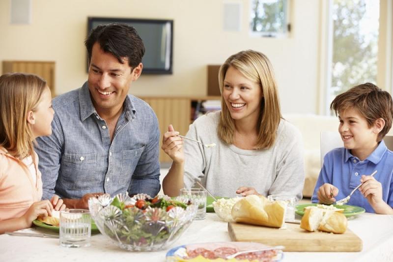 Có lẽ bạn nên chia sẻ tâm sự với anh ấy nhiều hơn