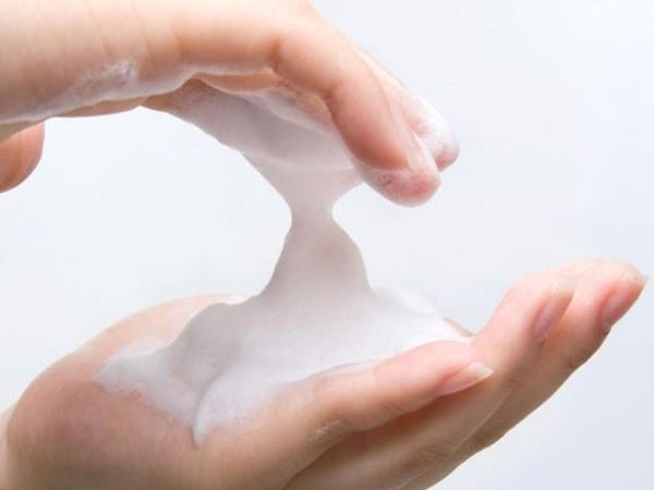 Sau khi tẩy trang, bạn cần rửa lại bằng sữa rửa mặt để làm sạch sâu