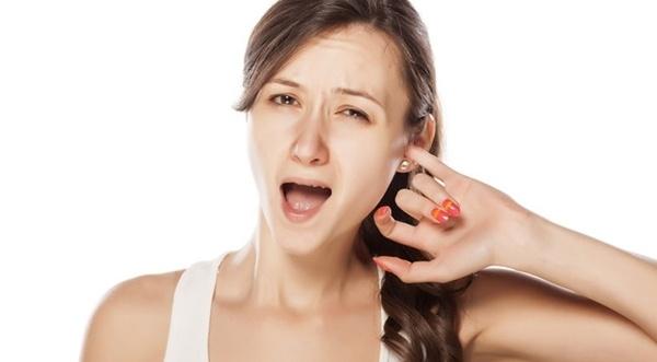 Ngoáy tai bằng tay sẽ gây viêm tai giữa