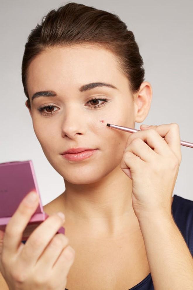 Một cách làm đúng để che khuyết điểm vùng mụn