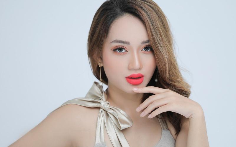 Dưỡng da vùng mắt.
