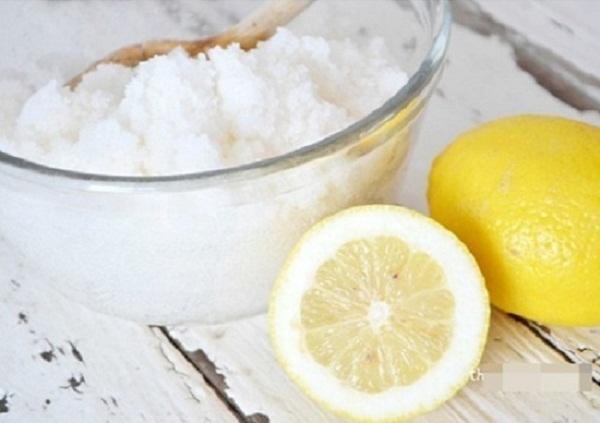 Dùng nước ấm rửa sạch mặt, lau khô và thoa nước hoa hồng để se khít lỗ chân lông.