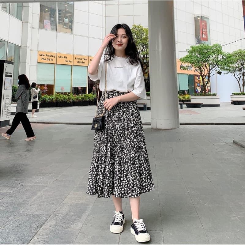 Giày thể thao kết hợp với váy xòe.