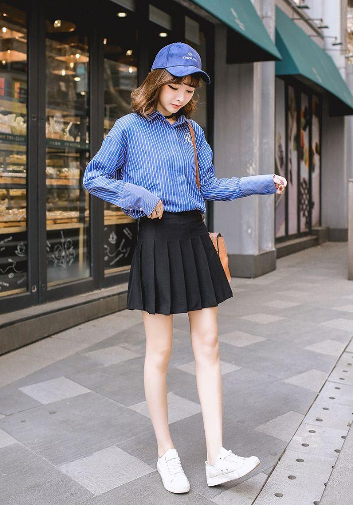 Duyên dáng với váy xòe và giày thể thao