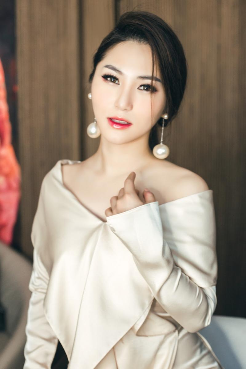 Hình ảnh Hương Tràm trong MV Duyên mình lỡ
