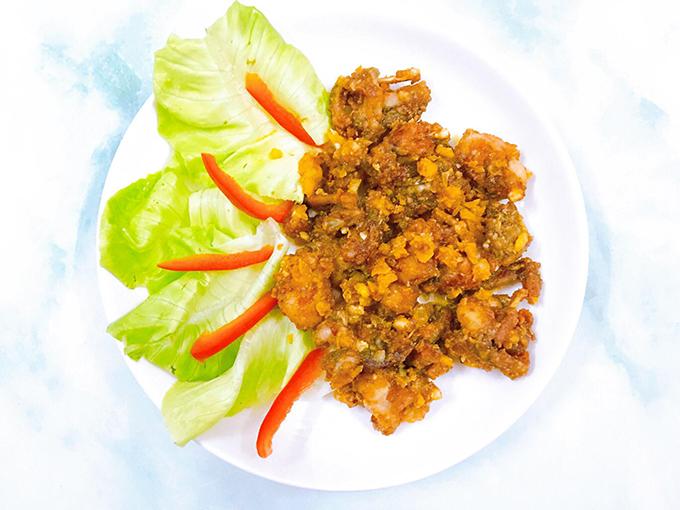 Vị ngon ngọt, săn chắc của ếch được hoà quyện đều cùng trứng muối tạo ra một hương vị rất lạ miệng.