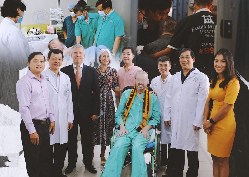 Ekip chữa trị phi công người Anh