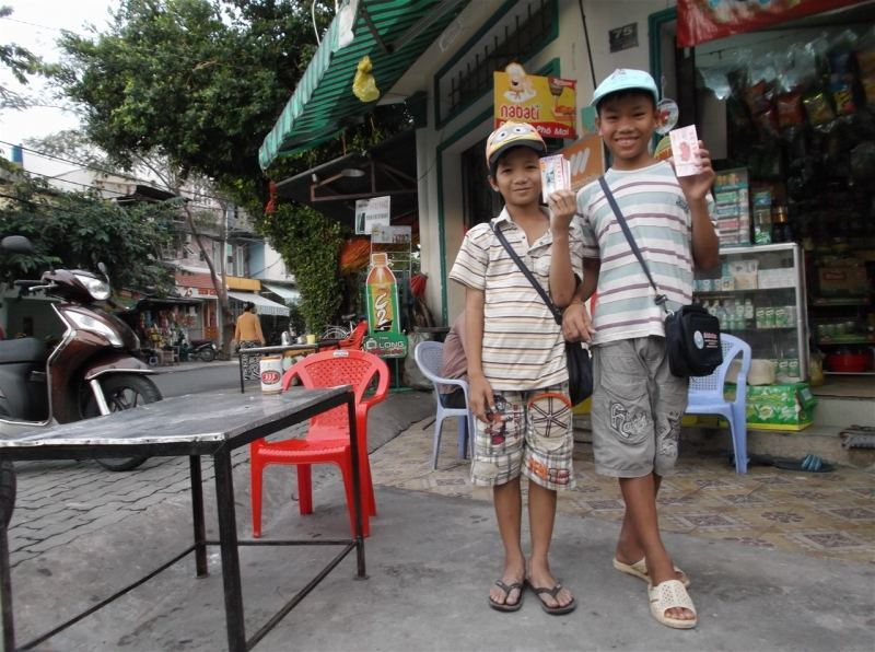 Những cậu bé bán vé số