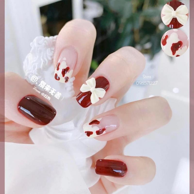 Quy trình sơn và vẽ móng tại Enla Nail Artist được thực hiện với nhiều bước chăm sóc kỹ càng