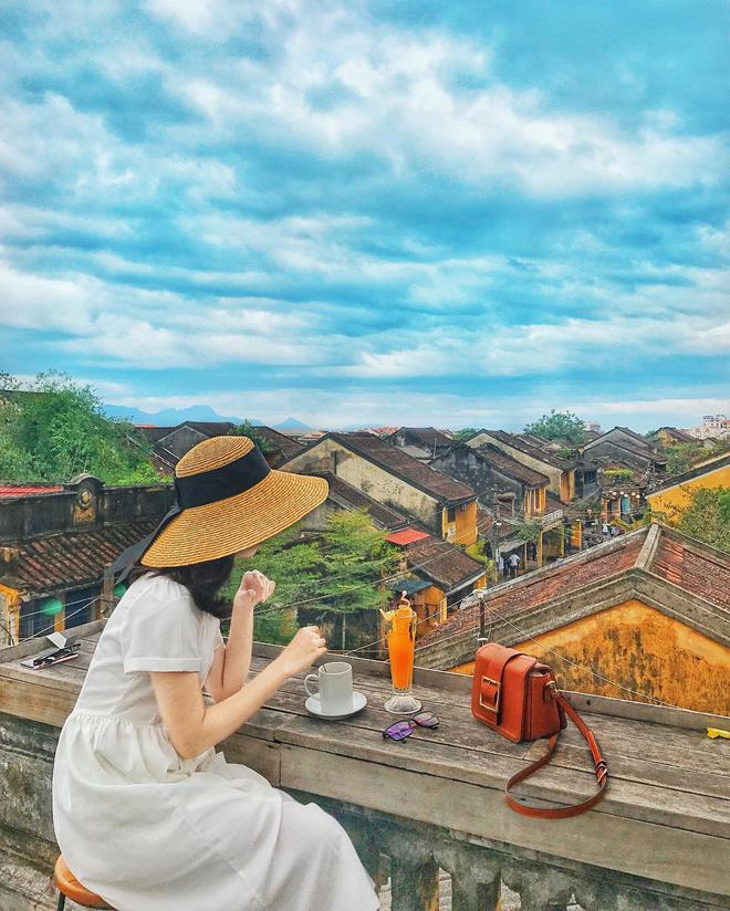 Bạn có thể chụp một bức ảnh với mây trời tự do, cùng những mái ngói đượm màu hoài cổ