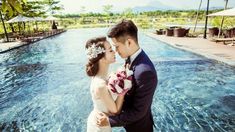 Khung cảnh thiên nhiên xanh mát, thơ mộng làm nổi bật cho chủ nhân của những bức ảnh