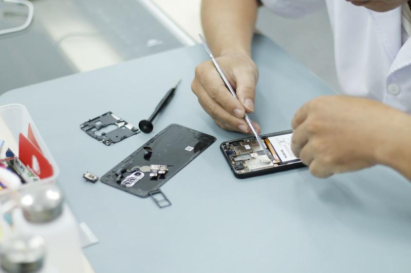 Nhân viên sửa chửa tại FPT shop