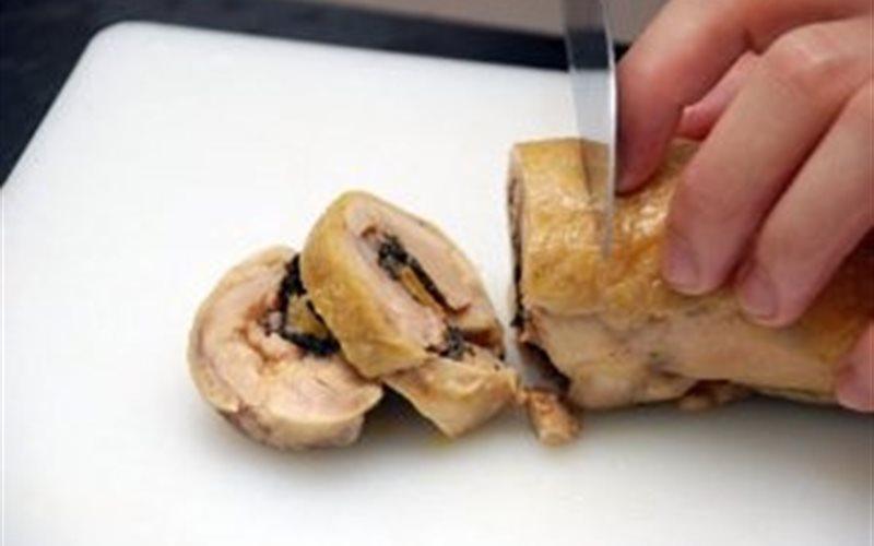 Gà cuộn trứng muối hấp