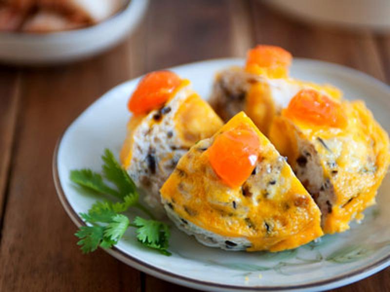 Gà cuộn trứng muối hấp